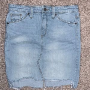 Universal thread mid-thigh miniskirt.